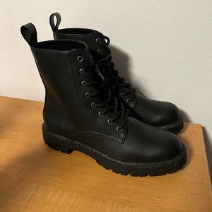 Combat boots
